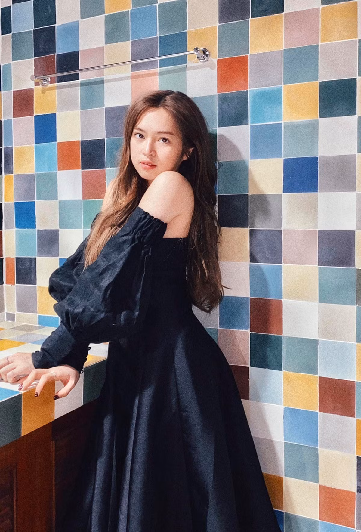 Với lợi thế là nụ cười đẹp, má lúm đồng tiền và có cá tính riêng nên hot girl Khánh Vân nhanh chóng gây sốt và thu về lượng fan hùng hậu.