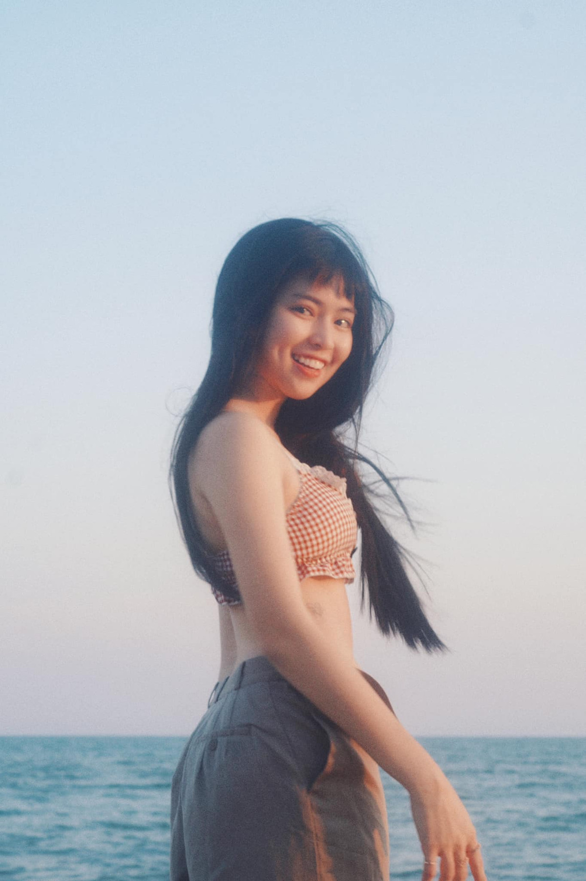 Thời gian gần đây, dễ dàng nhận ra Khánh Vân đã thay đổi phong cách ăn mặc trưởng thành và gợi cảm hơn.