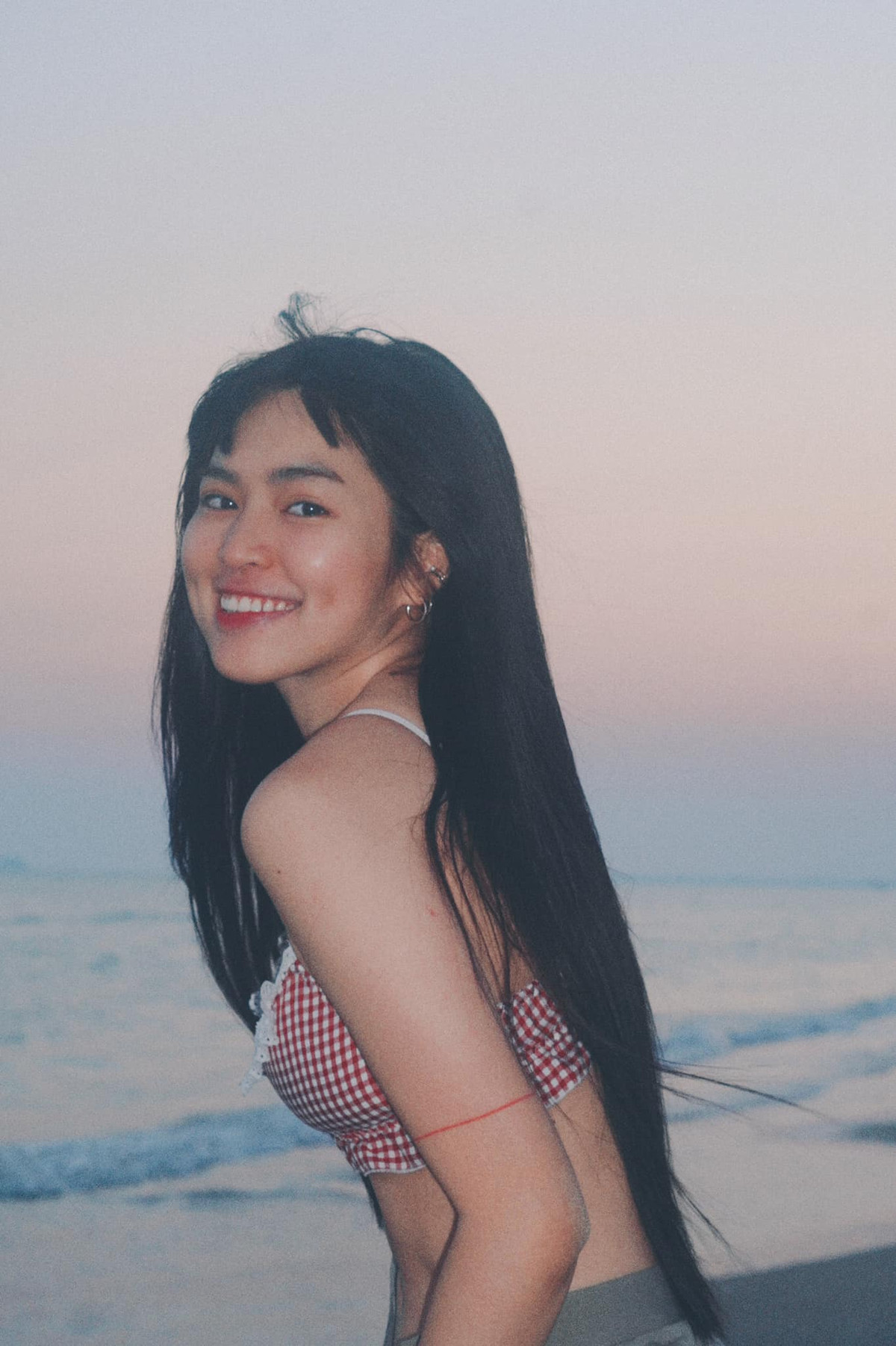 Bộ ảnh siêu "hot" của diễn viên đã hút hàng chục ngàn lượt like chỉ sau vài giờ đăng tải. Ít ai ngờ tới cô bé Trà Long đáng yêu ngày nào lại sở hữu thân hình đáng ngưỡng mộ như vậy.