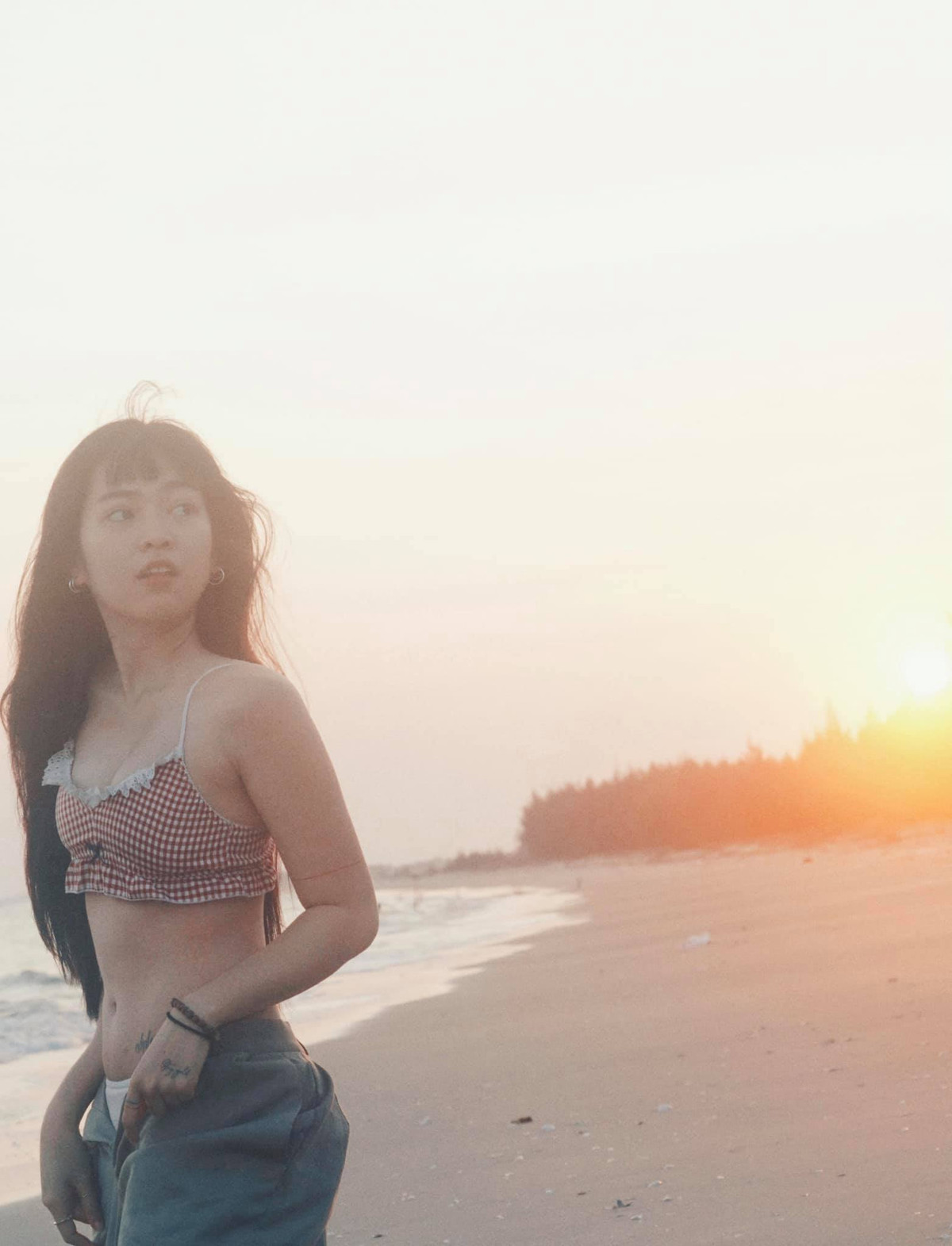 Mặc dù không sở hữu eo con kiến nhưng nữ diễn viên trẻ lại gây ấn tượng bởi đường cong hút mắt, khuôn mặt đẹp.