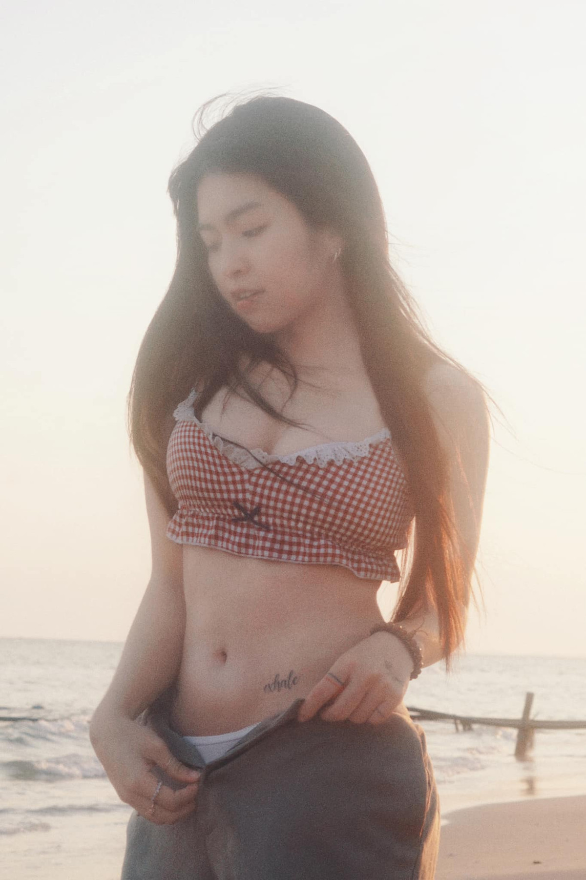 Cô nàng còn có sở thích xăm hình với rất nhiều hình xăm nhỏ xinh rải rác trên cơ thể.