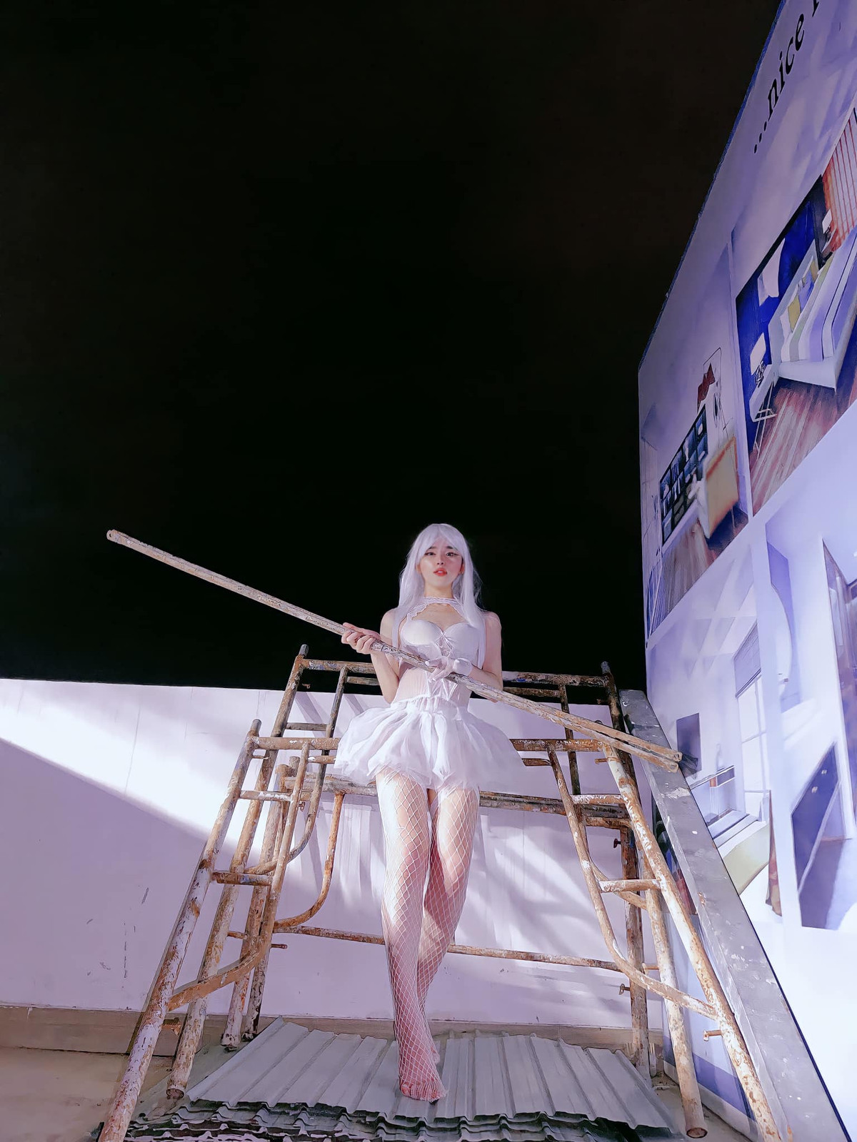 Vẫn giữ đúng phong cách uốn éo, nằm lê lết và hở hang đúng chuẩn của Trần Đức Bo, những hình ảnh này đã nhận về không ít trái chiều của cư dân mạng.