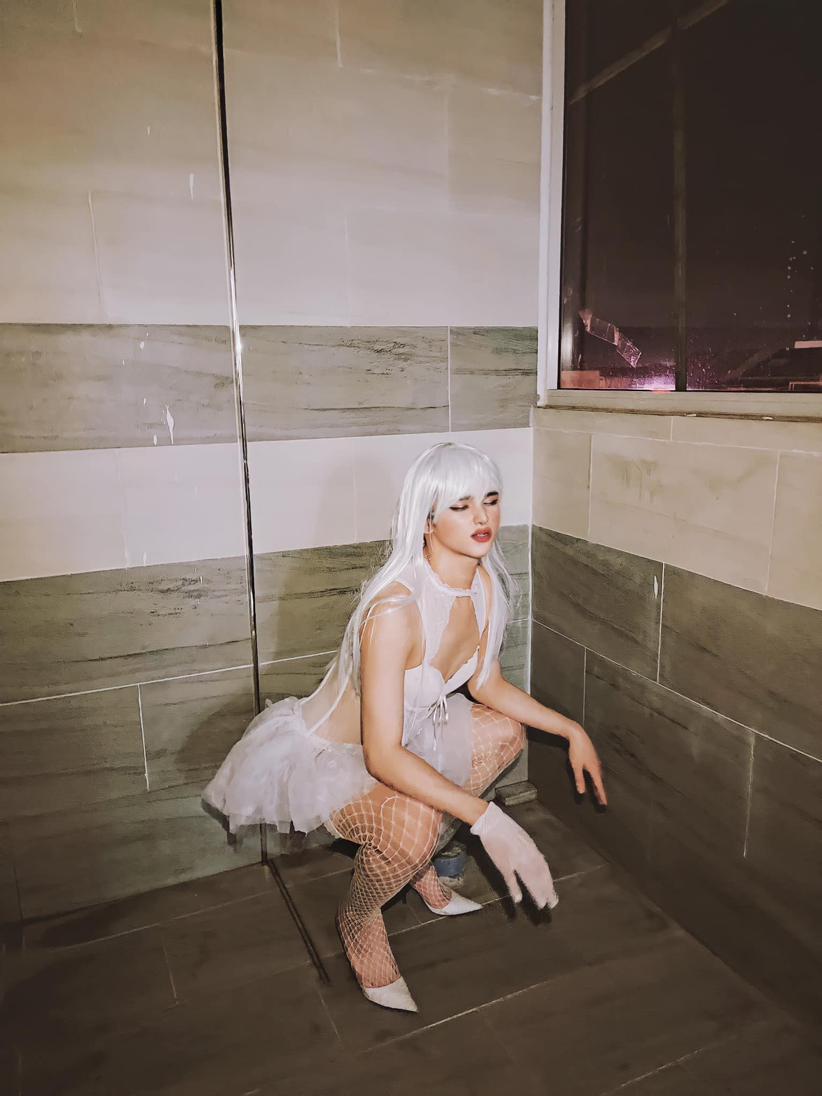 Không chỉ vậy, anh chàng 9X còn trang điểm quá lố khiến khuôn mặt trắng bệch cùng với mái tóc giả dài trắng muốt khiến Trần Đức Bo nhìn không khác gì ma nữ trong đêm.