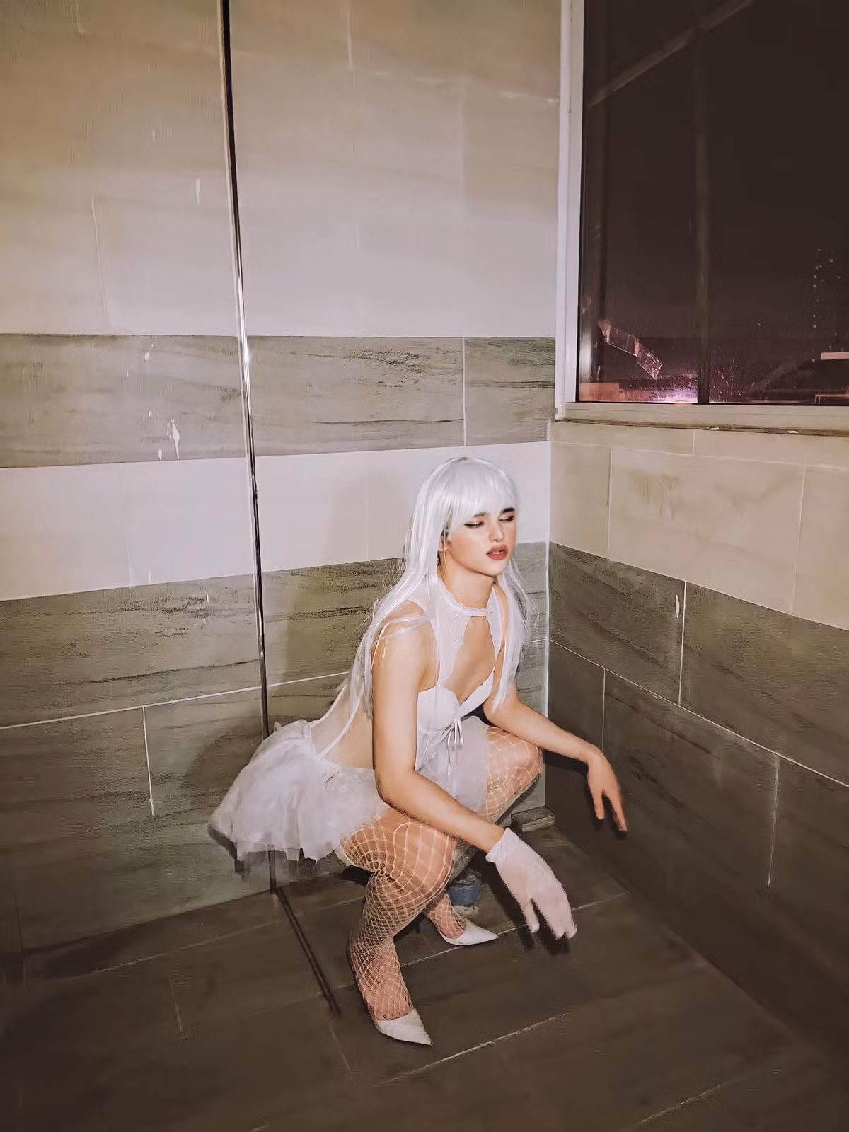 Không chỉ vậy, anh chàng 9X còn trang điểm quá lố khiến khuôn mặt trắng bệch cùng với mái tóc giả dài trắng muốt khiến Trần Đức Bo nhìn không khác gì ma nữ trong đêm.