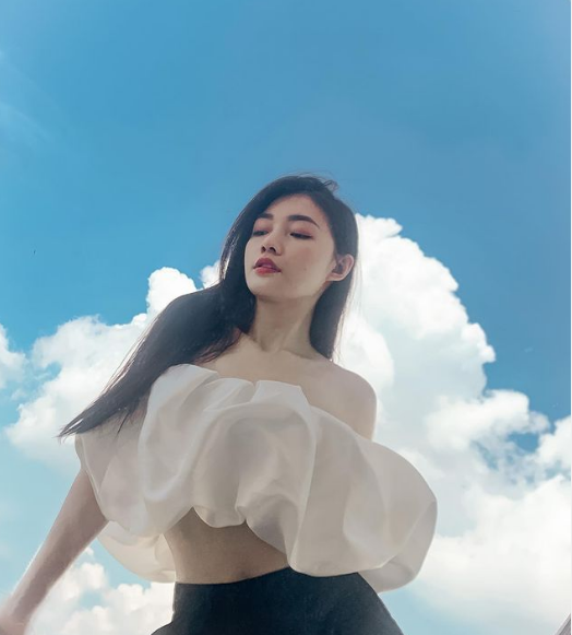 Trên trang cá nhân, Thu Thảo thường khoe nhiều hình ảnh khoe vóc dáng gợi cảm, cực quyến rũ.