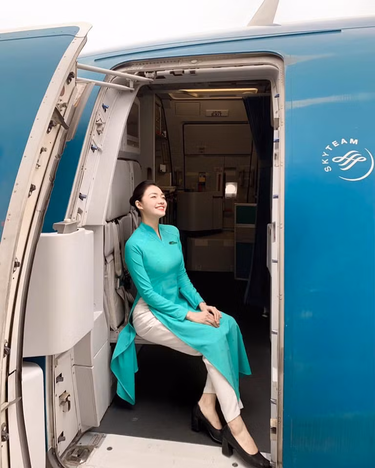 Dương Thu Thảo sinh năm 1992, từng theo học tại Học viện Hàng không Việt Nam và hiện đang sống tại Sài Gòn.