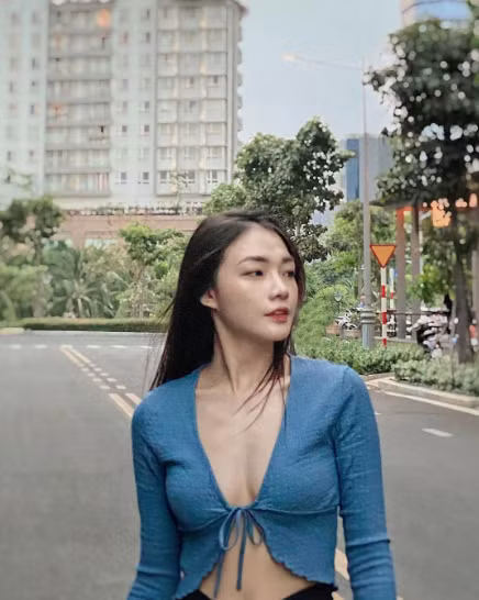 Ngoài gương mặt xinh đẹp, vóc dáng cao ráo và khí chất hơn người, "hot girl ngành hàng không" còn thu hút dân tình vì phong cách đa dạng có thể "cân" mọi trang phục.