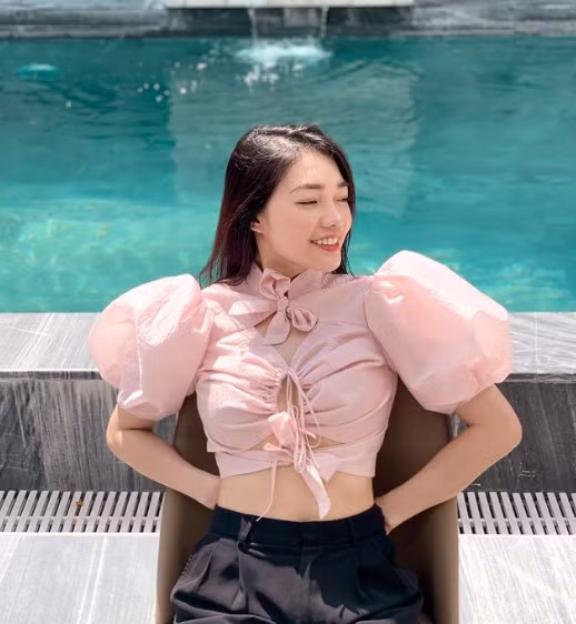 Ngoài ra, nữ tiếp viên hàng không còn chia sẻ những chuyến vi vu khắp chốn, những khoảnh khắc hàng ngày.