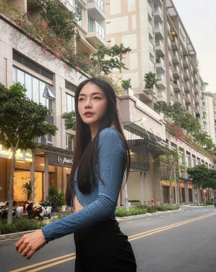 Loạt ảnh mới của Dương Thu Thảo mới đây đã chứng minh ngoại hình của cô nàng là không phải dạng vừa. Chỉ trưng diện chiếc áo croptop cột dây hở ngực, để lộ vòng 1 lấp ló thôi nhưng Thảo đã khiến nhiều chị em phải dè chừng.