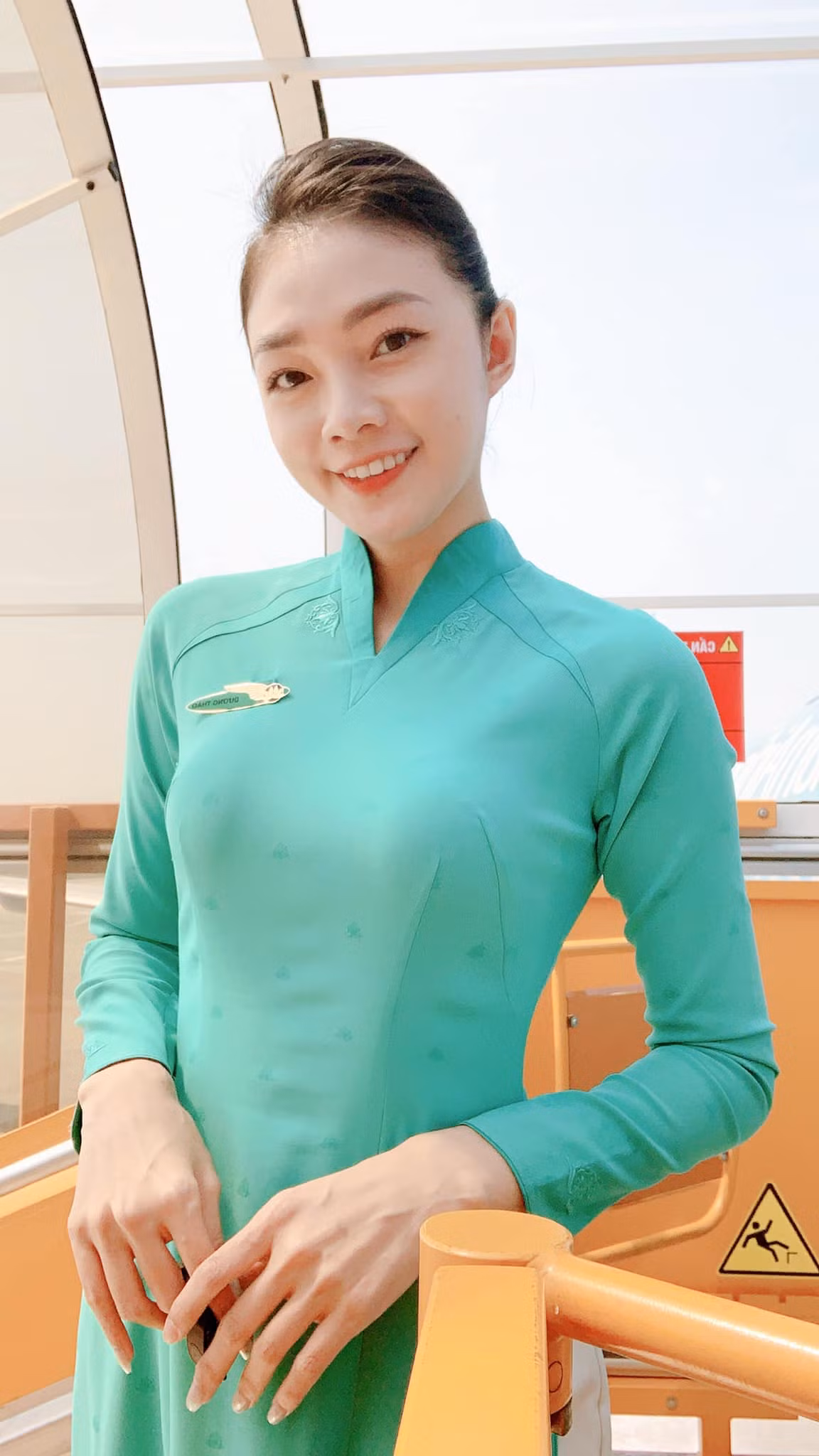 Dương Thu Thảo – nữ tiếp viên hàng không xinh đẹp hiện đang là cái tên nổi rần rần trên MXH vì sở hữu một ngoại hình nổi bật, ấn tượng.