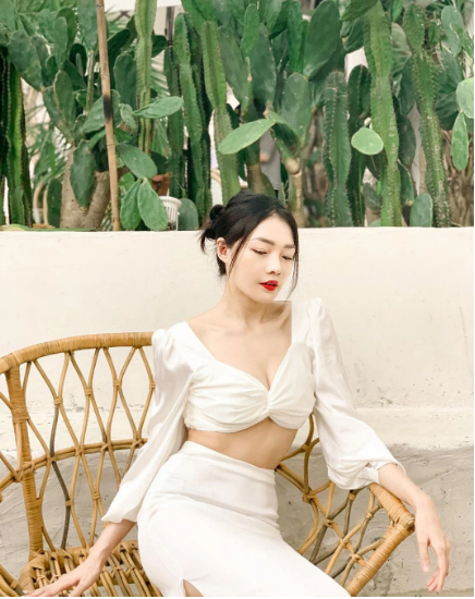 Những hình ảnh mới của Thu Thảo đã nhanh chóng được dân mạng "thả tim" tới tấp, bởi rất hiếm khi người đẹp này khoe lên MXH những shoot hình táo bạo đến vậy.