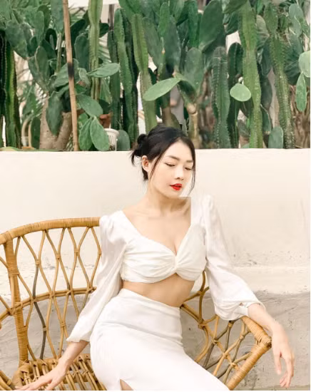 Những hình ảnh mới của Thu Thảo đã nhanh chóng được dân mạng "thả tim" tới tấp, bởi rất hiếm khi người đẹp này khoe lên MXH những shoot hình táo bạo đến vậy.