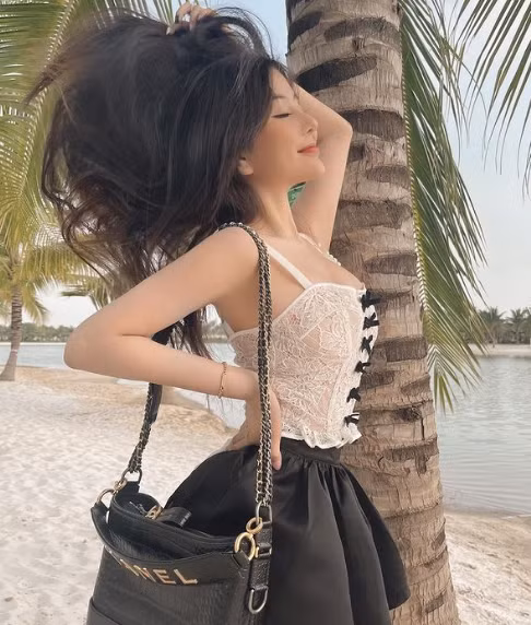 Không ít netizen đã nhận xét Ngọc Trân sở hữu "body phụ huynh" dù gương mặt còn rất trẻ trung.