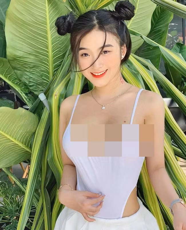 Phan Thị Bảo Trân (18 tuổi, quê Đồng Nai) nổi như cồn trên mạng xã hội nhờ những khoảnh khắc mặc áo dài quá đẹp.