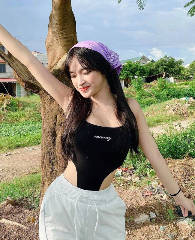 Bảo Trân còn sở hữu một thân hình chuẩn với chiều cao 1m64 và số đo 3 vòng nóng bỏng 93-62-98 cm.