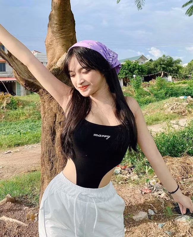 Bảo Trân còn sở hữu một thân hình chuẩn với chiều cao 1m64 và số đo 3 vòng nóng bỏng 93-62-98 cm.