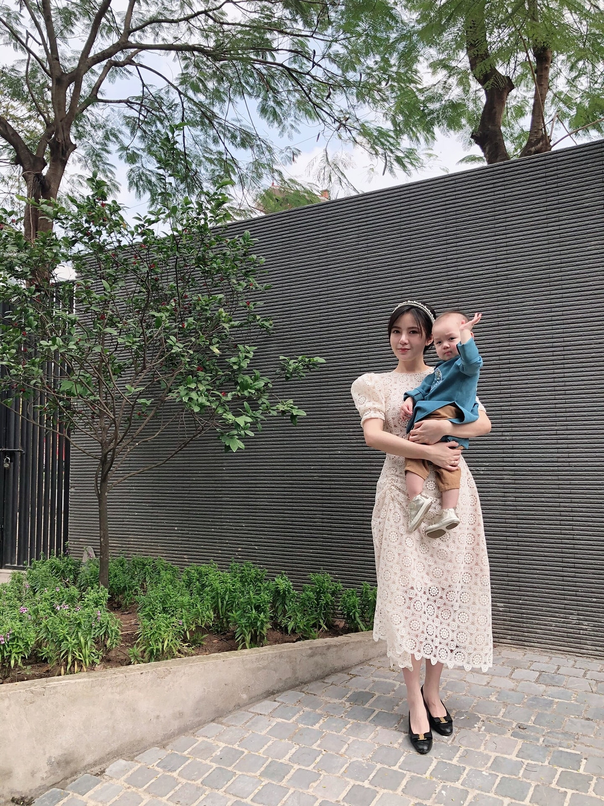 Bước vào tuổi 30 và đã là mẹ của 2 nhóc tỳ nhưng nhan sắc của cô được nhận xét ngày càng thăng hạng.