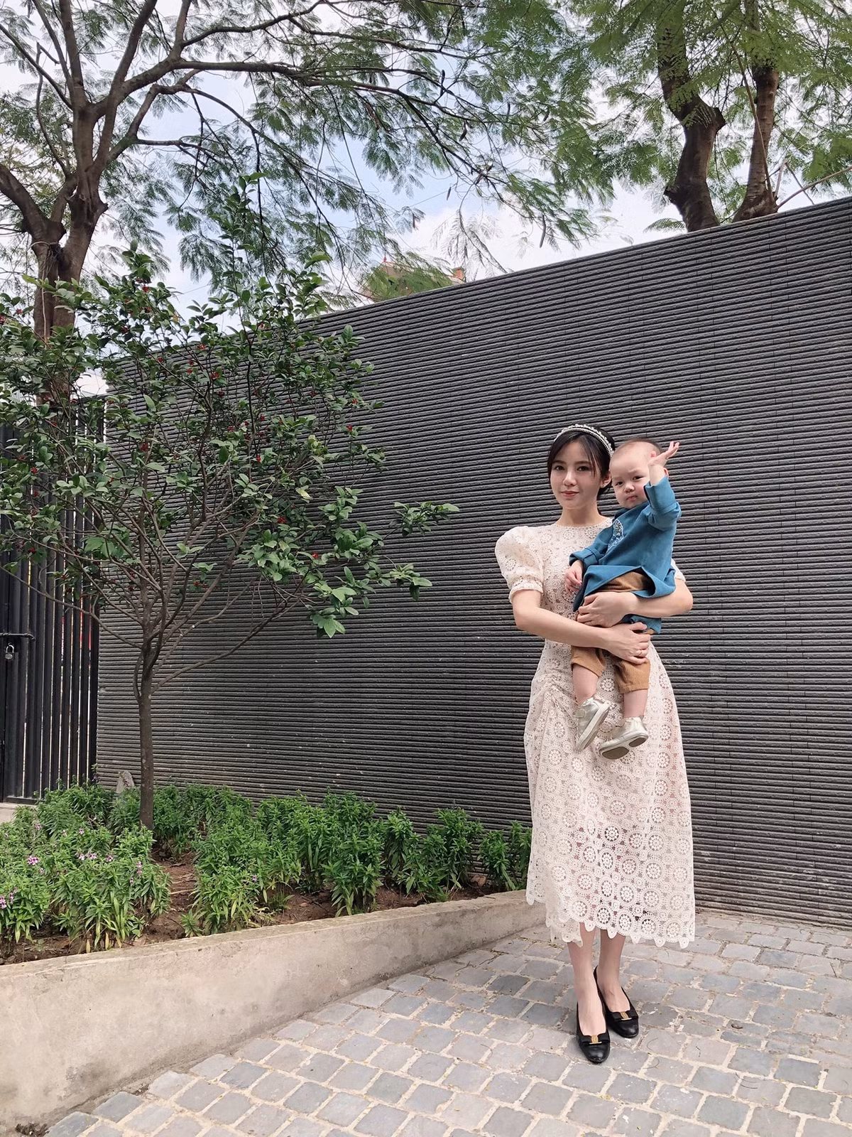 Bước vào tuổi 30 và đã là mẹ của 2 nhóc tỳ nhưng nhan sắc của cô được nhận xét ngày càng thăng hạng.