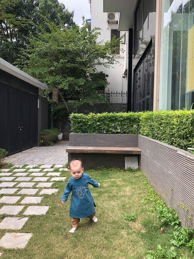 Sau gần 3 năm hạ sinh 2 bé thiên thần, Tú Linh được nhận xét còn nhuận sắc hơn cả thuở còn son.