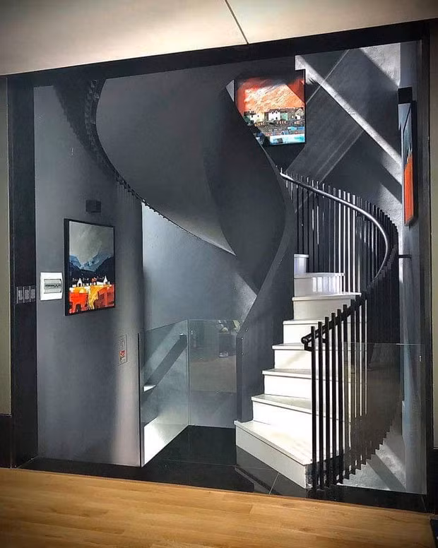 Trong những hình ảnh mà Tú Linh chia sẻ, căn nhà mà cô cùng gia đình đang sống có thiết kế rất hiện đại với cửa kính là chủ đạo.