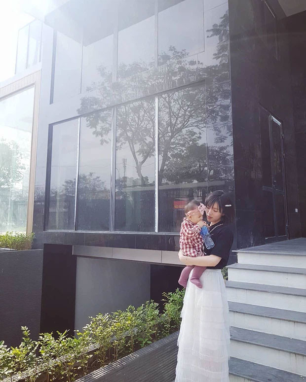 Cũng chính vì việc gia đình mà trong một thời gian dài, hot girl Tú Linh rất hiếm khi xuất hiện trên truyền thông với vai trò MC khiến khán giả mong ngóng ít nhiều.