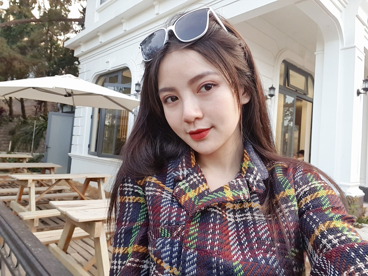 Tốt nghiệp thạc sĩ chuyên ngành Quản lý Kinh tế tại trường Paris 10 Nanterre, Pháp, cô về Việt Nam làm việc. Tháng 4/2017, Tú Linh kết hôn với doanh nhân Hoàng Long.