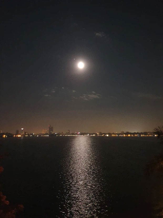 Được biết, căn hộ của cô nằm ngay sát hồ Tây. Và đây là một phần view từ căn hộ của bà mẹ trẻ khi nhìn ra bên ngoài.