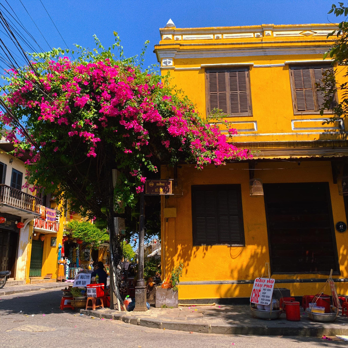 Trong những ngày nắng đẹp, dàn hoa giấy nở rộ đỏ rực cả góc phố đã thu hút nhiều du khách muốn ngắm cảnh bình yên nơi đây. Ảnh: Bùi Huy Khang