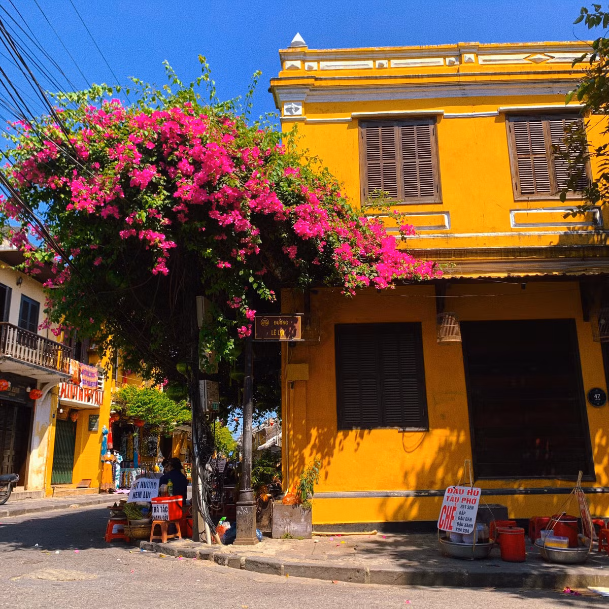 Trong những ngày nắng đẹp, dàn hoa giấy nở rộ đỏ rực cả góc phố đã thu hút nhiều du khách muốn ngắm cảnh bình yên nơi đây. Ảnh: Bùi Huy Khang