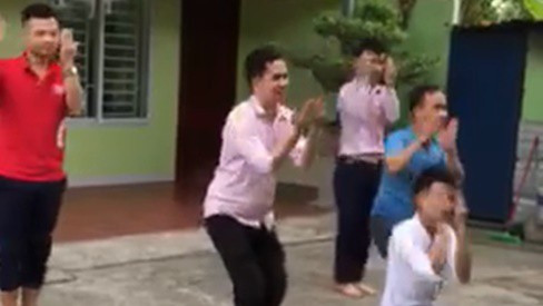  Ngày Quốc tế Phụ nữ là thời điểm mà các đấng mày râu nghĩ ra nhiều cách để tôn vinh phái đẹp. Bên cạnh những món quà thì nhiều nhóm anh em đã nghĩ ra sẽ làm một tiết mục văn nghệ để mừng hội chị em.