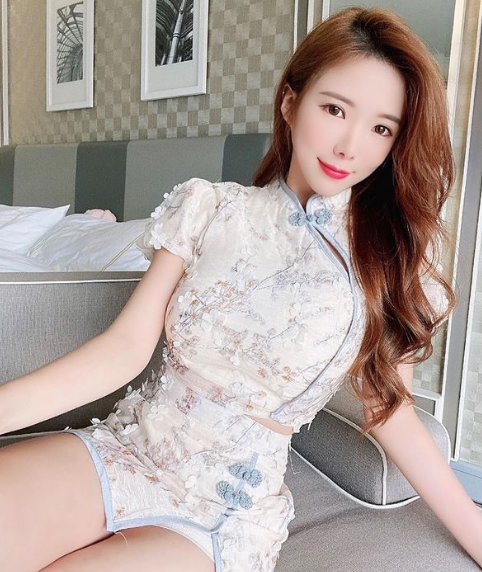 Được biết, Amber Na là một cô gái với rất nhiều tài năng, cô có thể chơi thành thạo piano và violin, và từng lọt vào top 100 DJ nữ hàng đầu châu Á.