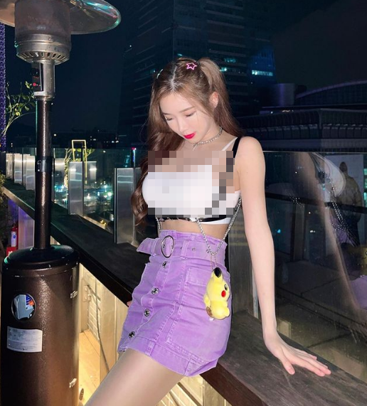 Trên mạng xã hội, Amber liên tục chia sẻ những hình ảnh khoe dáng cực táo bạo, làm dân tình không khỏi mê mẩn.