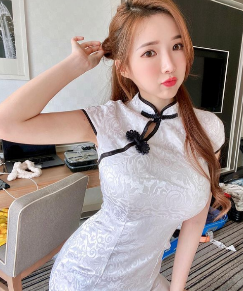 Tài năng trong ngành là chưa đủ, điều đáng nể nhất ở nữ DJ này chính là cô nàng sở hữu tấm bằng thạc sĩ Luật và Kinh doanh của đại học Olympia (Singapore), khiến cho dân mạng không tiếc lời tán dương tài sắc vẹn toàn.