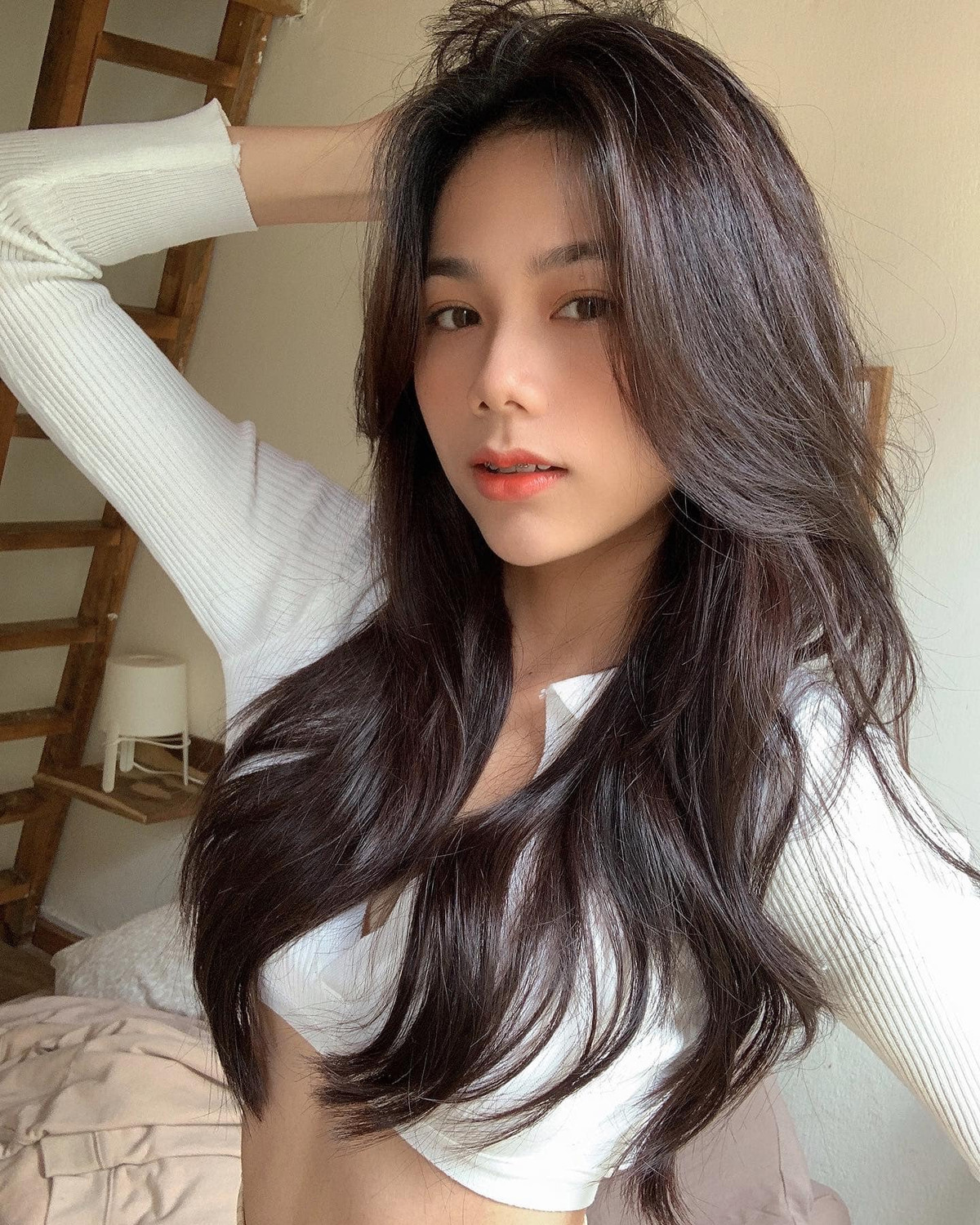 Đường nét gương mặt khả ái, khiến người đối diện có thiện cảm ngay từ lần chạm mặt đầu tiên.