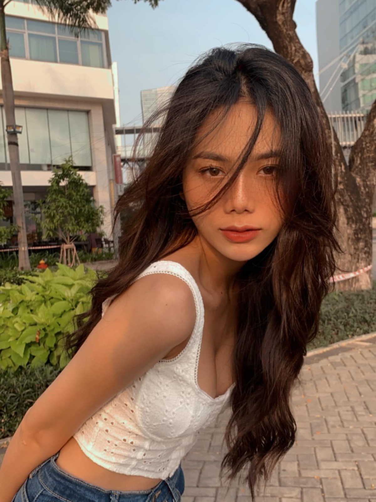 Nữ sinh Sài Thành sở hữu nhan sắc xinh đẹp, thanh thoát, đặc biệt hút mắt với vóc dáng quyến rũ, gợi cảm. Bên cạnh đó, cô nàng cũng sở hữu số đo 3 vòng đáng ngưỡng mộ.