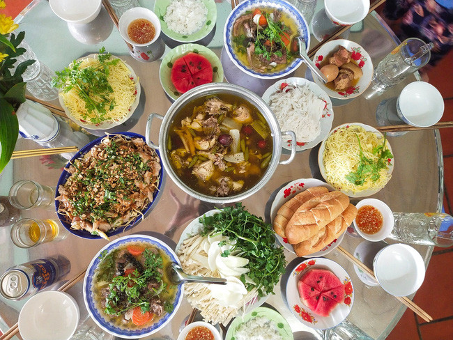 Bên cạnh trào lưu khoe thực đơn tiệc cưới theo phong cách "chế" từng gây sốt thời gian qua, mới đây cư dân mạng lại chuyển hướng tỏ ra thích thú hơn với việc ngồi đoán nguồn gốc xuất xứ của menu.