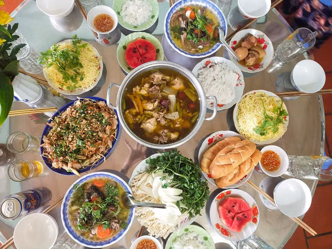 Bên cạnh trào lưu khoe thực đơn tiệc cưới theo phong cách "chế" từng gây sốt thời gian qua, mới đây cư dân mạng lại chuyển hướng tỏ ra thích thú hơn với việc ngồi đoán nguồn gốc xuất xứ của menu.