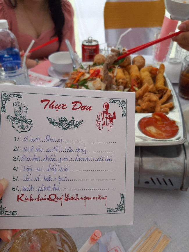 Thực đơn viết tay ngắn gọn khiến dân tình bật cười, vì có món lẩu cá bớp nên dân tình đoán ngay là bữa tiệc ở miền Tây.