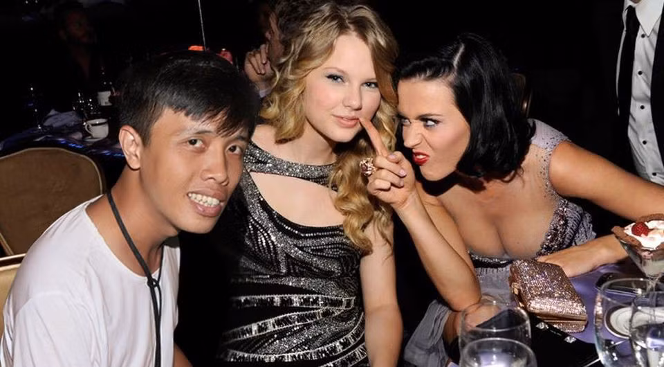 Được biết Mai Xuân Huy sinh năm 1989, làm công việc chụp sản phẩm và thiết kế hình quảng cáo cho một công ty trang sức tại Buôn Ma Thuột, và là quản trị viên của một group về photoshop.