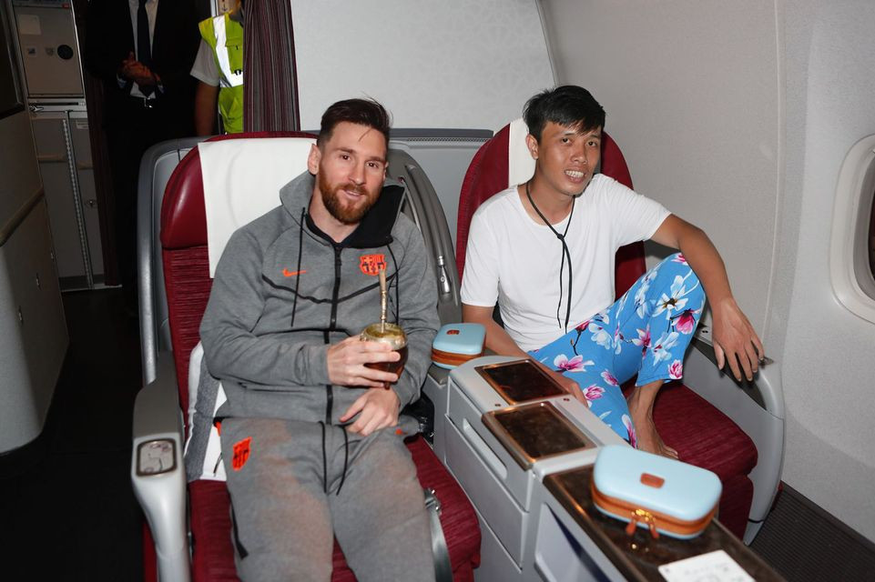 Điểm ấn tượng trong mỗi bức ảnh chế của Huy đó chính là hình ảnh về một thanh niên quần hoa, áo sơ mi phanh ngực xuất hiện bên cạnh các ca sĩ, diễn viên nổi tiếng, thậm chí là trong các ảnh của phim điện ảnh bom tấn thế giới.