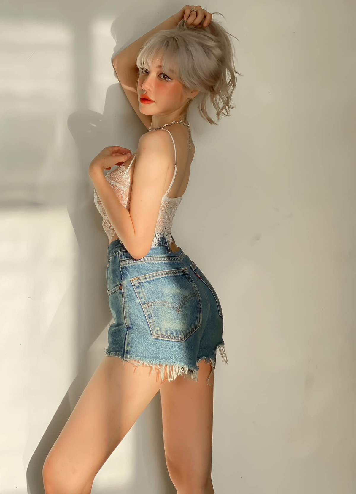 Elly Trần diện trên mình bộ bikini một mảnh để lộ đường cong hình chữ S "chết người".