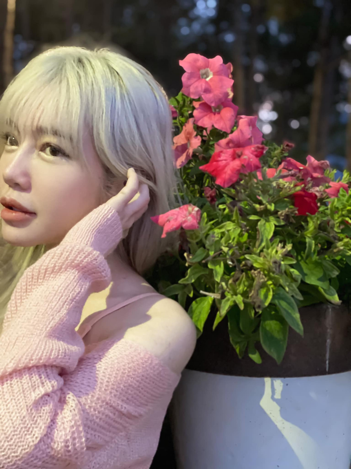 Elly Trần là một trong những hot girl đời đầu của thế hệ hot teen Việt. Nổi tiếng từ nhiều năm trước nhưng ở hiện tại, nữ diễn viên kiêm người mẫu này vẫn nhận được sự quan tâm từ đông đảo cư dân mạng.