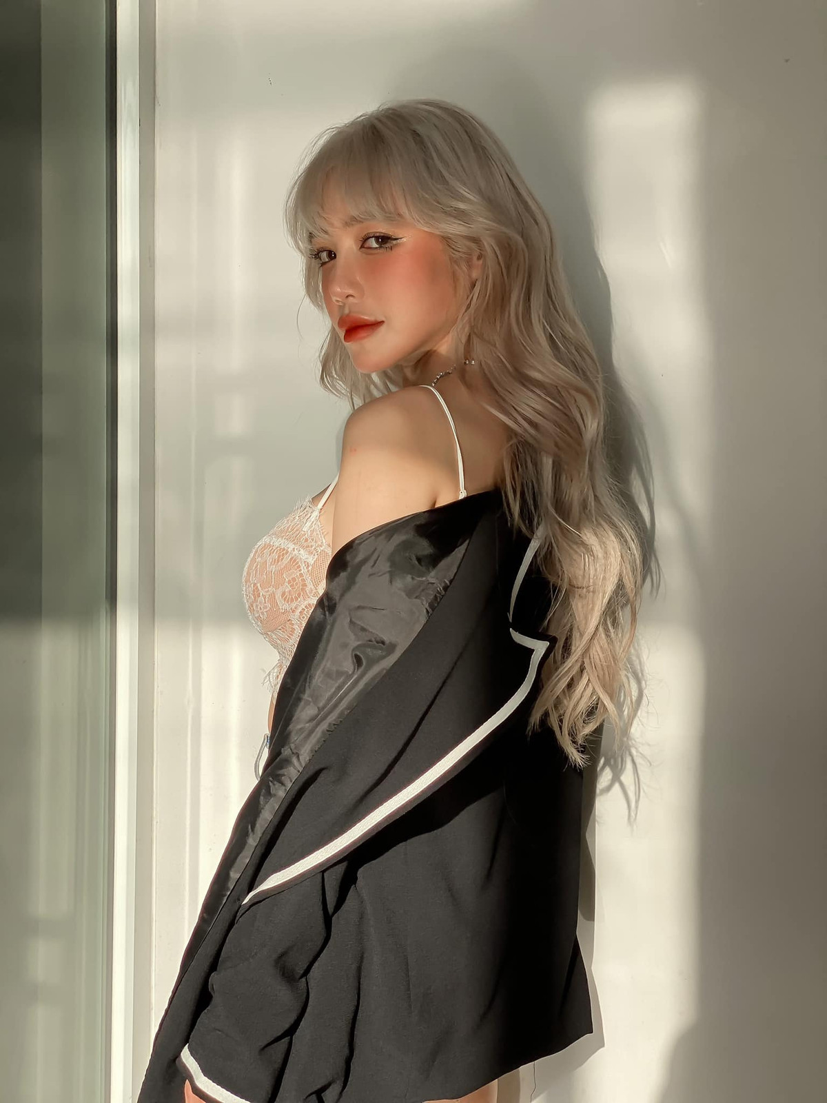 Được biết, để sở hữu vẻ đẹp bền bỉ này Elly Trần đã phải chú ý đến việc luyện tập cũng như xây dựng chế độ ăn uống khoa học.