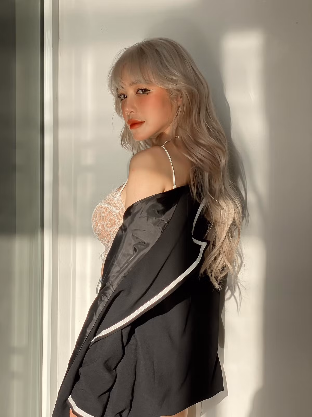 Được biết, để sở hữu vẻ đẹp bền bỉ này Elly Trần đã phải chú ý đến việc luyện tập cũng như xây dựng chế độ ăn uống khoa học.