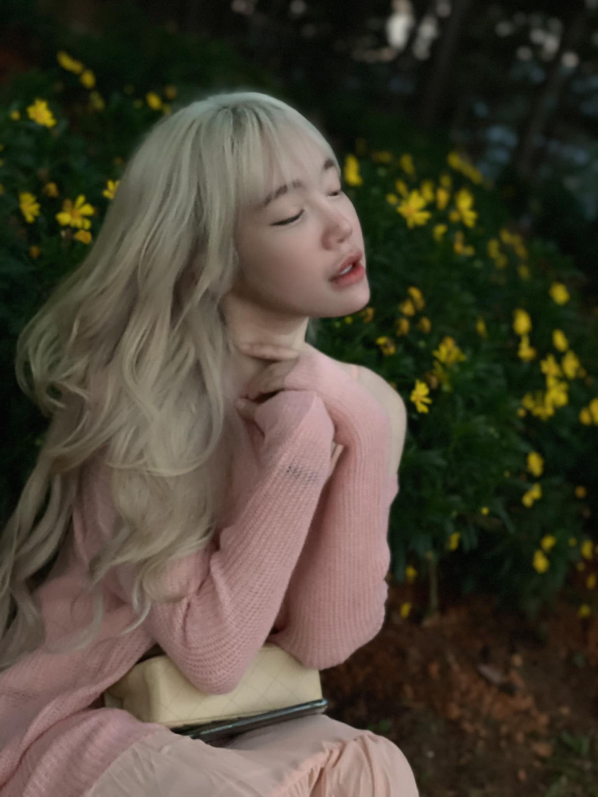 Bên dưới bài đăng, cư dân mạng đã để lại những lời khen ngợi sắc vóc của bà mẹ hai con. Dù đã bước sang tuổi ngoài 30, Elly Trần vẫn giữ được vóc dáng mượt mà chẳng kém cạnh bất cứ hot girl nào.