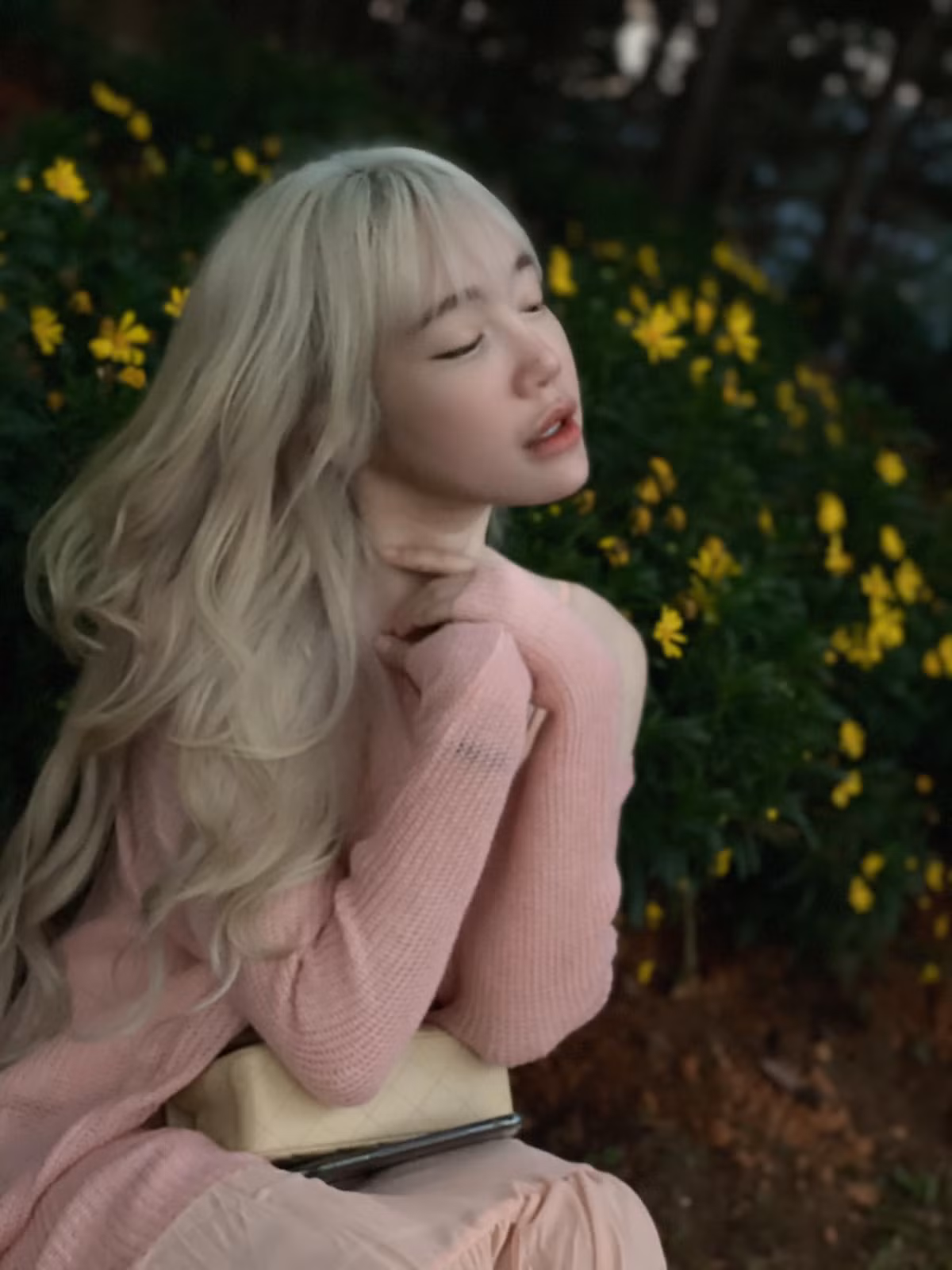 Bên dưới bài đăng, cư dân mạng đã để lại những lời khen ngợi sắc vóc của bà mẹ hai con. Dù đã bước sang tuổi ngoài 30, Elly Trần vẫn giữ được vóc dáng mượt mà chẳng kém cạnh bất cứ hot girl nào.