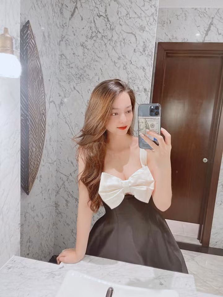 Gương mặt của Quỳnh Trâm được khen ngợi là mang vẻ đẹp chuẩn Á Đông.