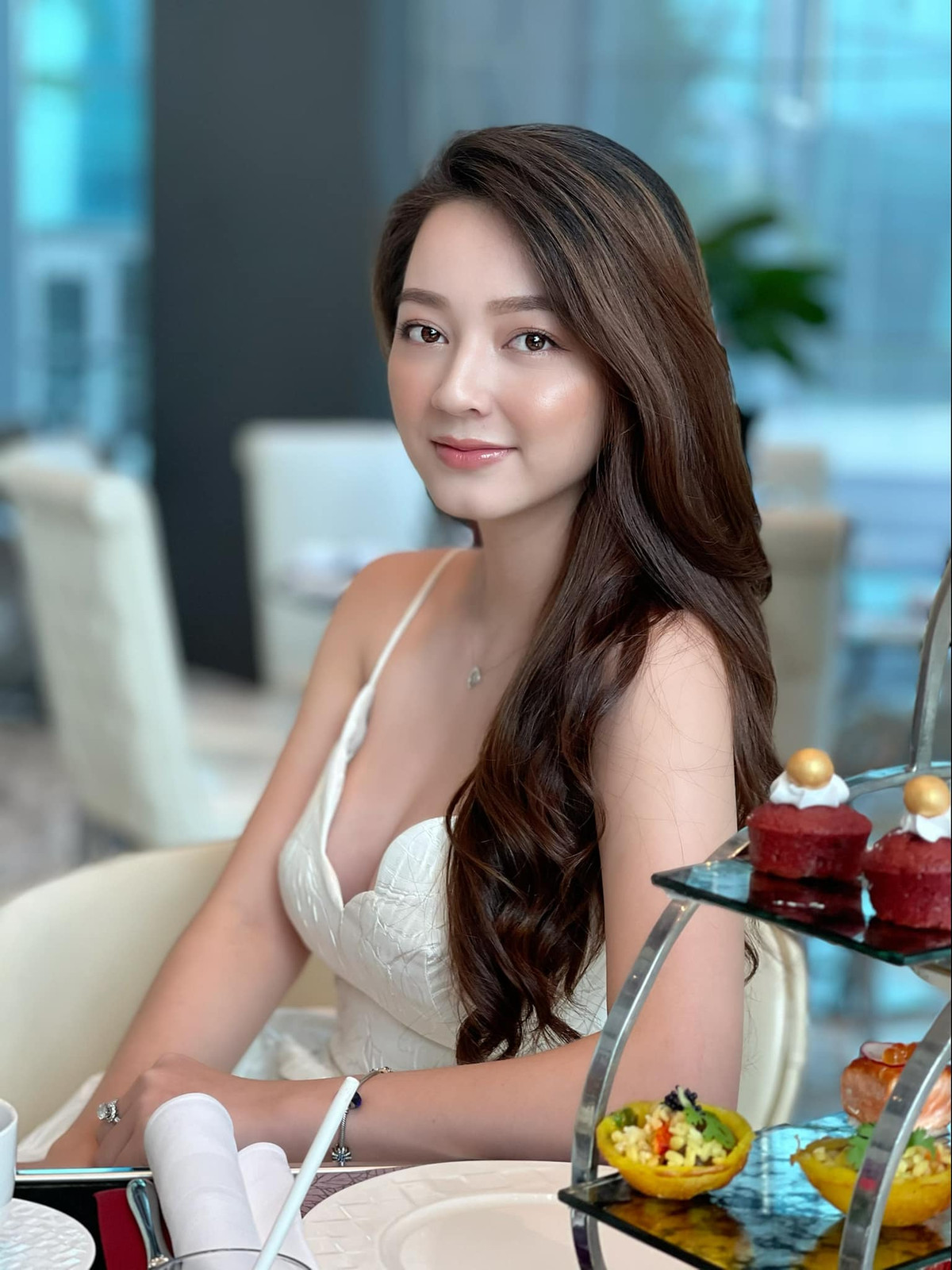 Nếu khoác lên mình bộ áo dài trắng truyền thống thướt tha, dịu dàng thì Quỳnh Trâm ở ngoài đời lại gây ấn tượng với gu thời trang gợi cảm, nóng bỏng hơn.