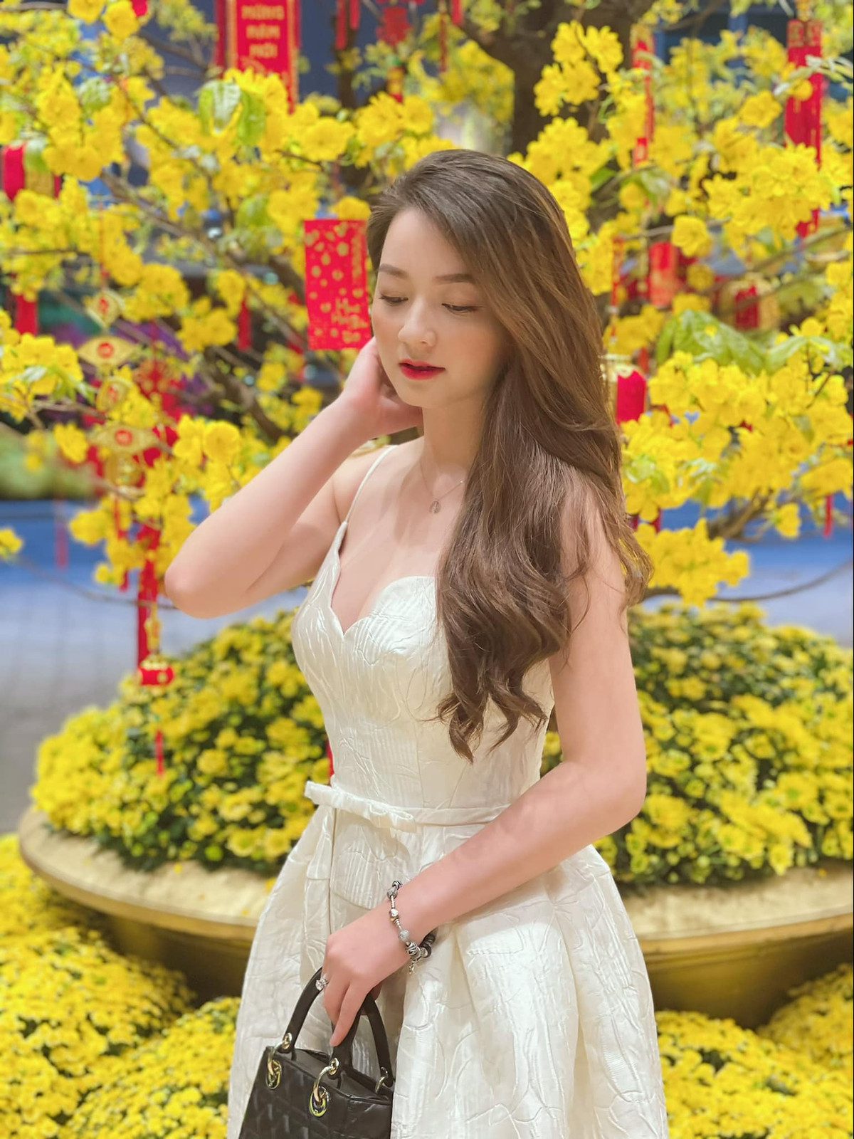 Không còn vẻ thướt tha, dịu dàng bên tà áo dài, Quỳnh Trâm nóng bỏng và quyến rũ với trang phục váy khoét ngực sâu.