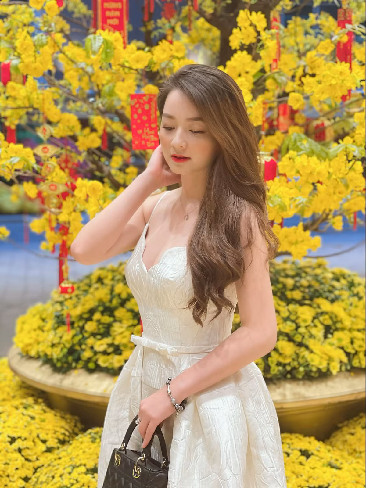 Không còn vẻ thướt tha, dịu dàng bên tà áo dài, Quỳnh Trâm nóng bỏng và quyến rũ với trang phục váy khoét ngực sâu.